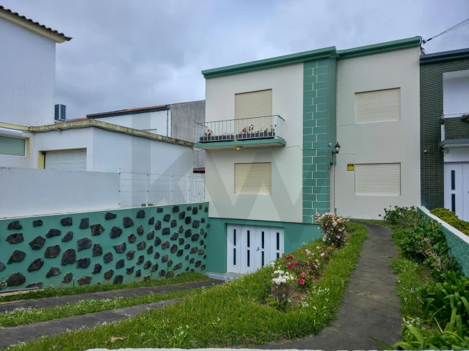 Moradia T5 para Venda em Ponta Delgada (São Pedro) Foto 2