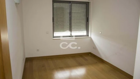 Apartamento T2 para Arrendamento em Santo Antonio dos Olivais