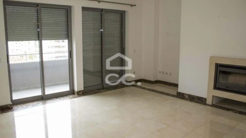 Apartamento T2 para Arrendamento em Santo Antonio dos Olivais