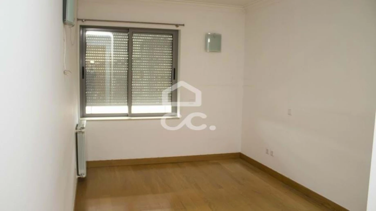 Apartamento T2 para Arrendamento em Santo Antonio dos Olivais Foto 10