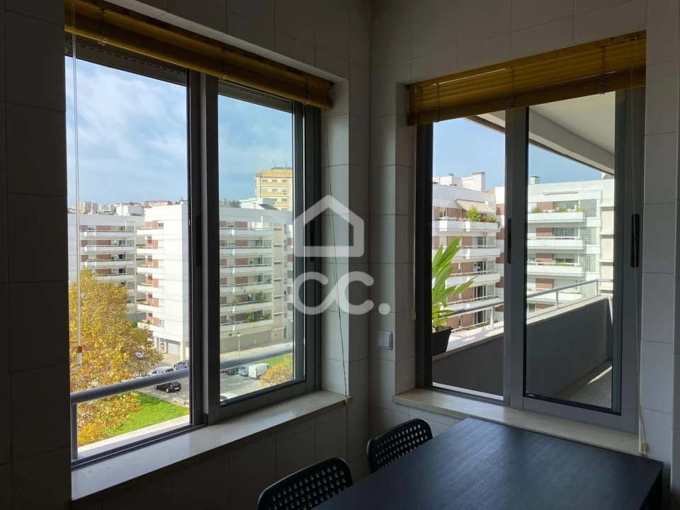 Apartamento T2 para Arrendamento em Santo Antonio dos Olivais Foto 6