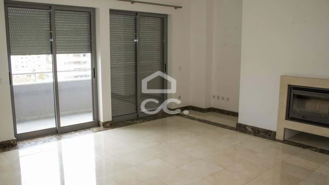 Apartamento T2 para Arrendamento em Santo Antonio dos Olivais Foto 8