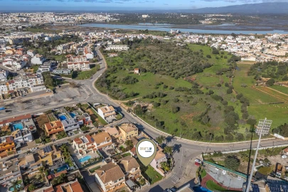 Terreno para Venda em Estômbar e Parchal