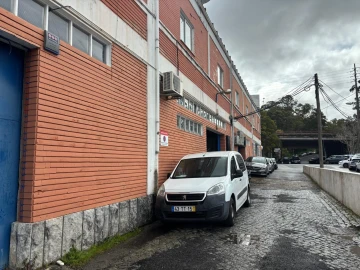Armazém para Venda em Carnaxide e Queijas