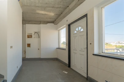 Moradia T4 para Venda em Laranjeiro e Feijó