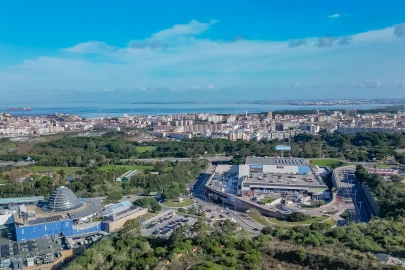 Moradia T4 para Venda em Laranjeiro e Feijó