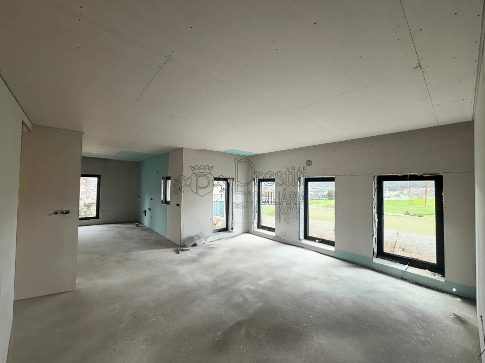 Apartamento T3 para Arrendamento em Moreira de Conegos Foto 4