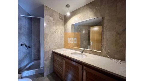 Apartamento T2 para Arrendamento em Lordelo do Ouro e Massarelos