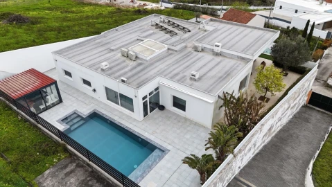 Moradia T4 para Venda em Carvoeira e Carmões