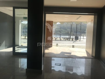 Loja para Arrendamento em Lordelo do Ouro e Massarelos