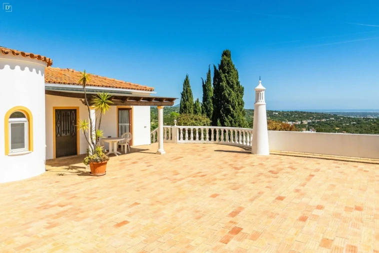 Moradia T4 para Venda em Santa Barbara de Nexe Foto 4