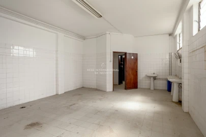 Armazém para Venda em Torres Novas (Santa Maria, Salvador e Santiago)