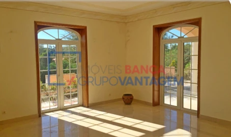 Moradia T5 para Venda em Queluz e Belas