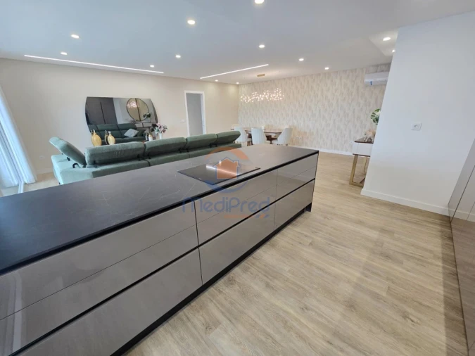 Apartamento T3 para Venda em Pontinha e Famões Foto 3