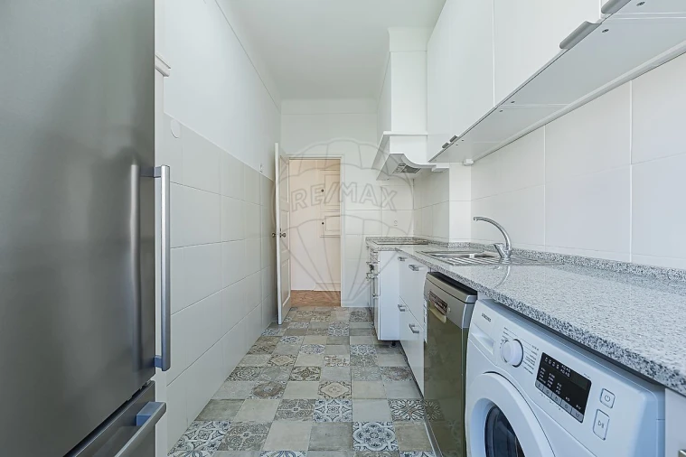 Apartamento T4 para Arrendamento em Alvalade Foto 9