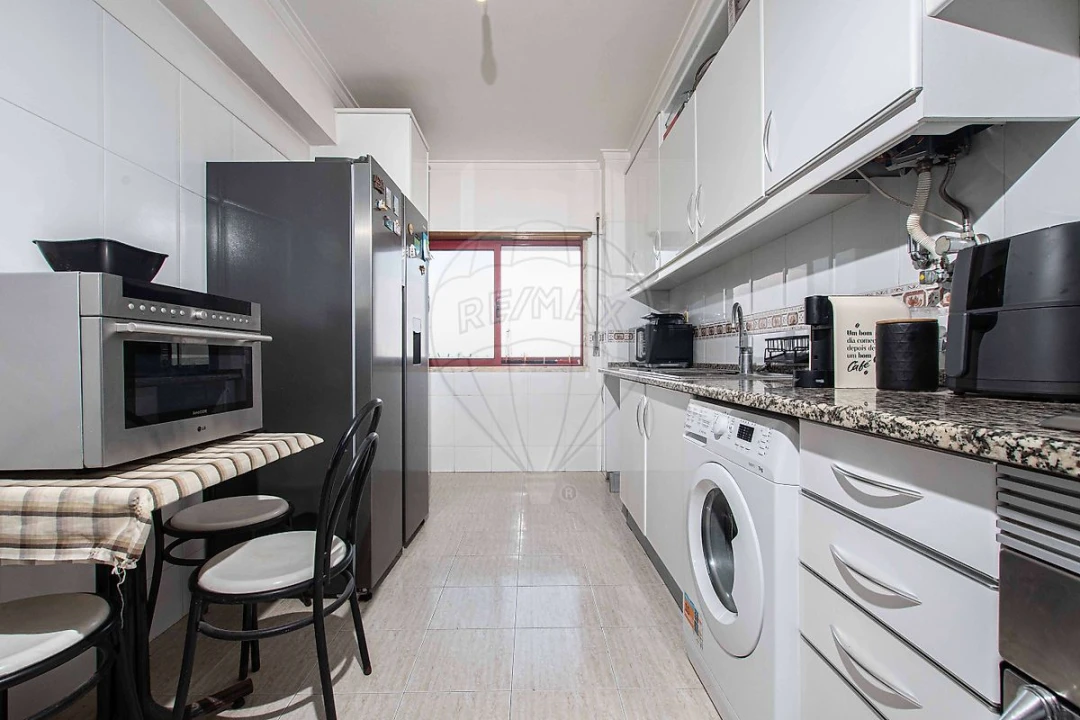 Apartamento T2 para Venda em Carregado e Cadafais Foto 9