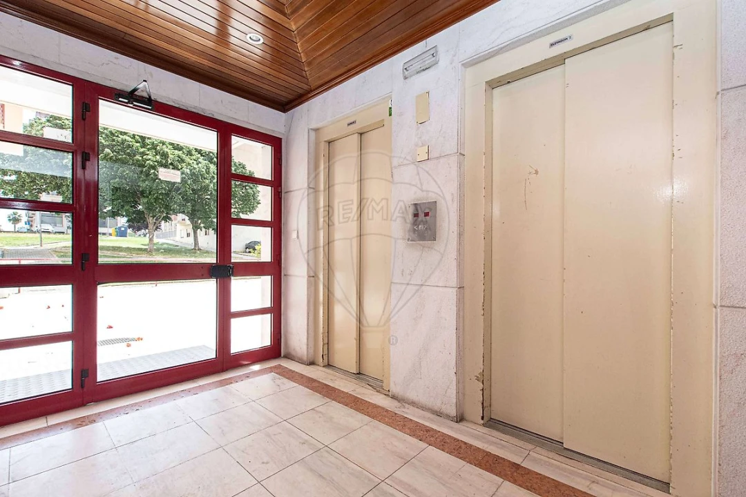 Apartamento T2 para Venda em Carregado e Cadafais Foto 16