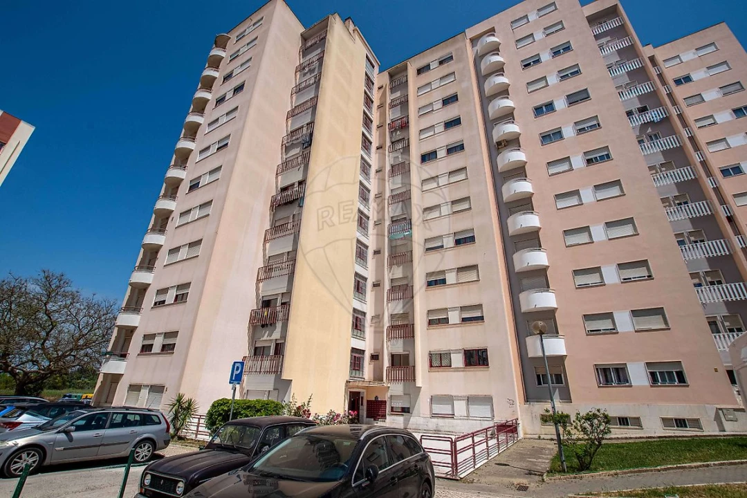 Apartamento T2 para Venda em Carregado e Cadafais Foto 17