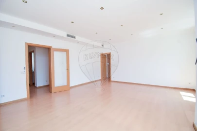 Apartamento T3 para Arrendamento em Areeiro