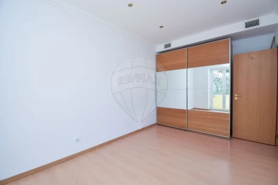 Apartamento T3 para Arrendamento em Areeiro