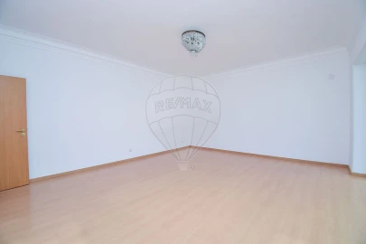 Apartamento T3 para Arrendamento em Areeiro