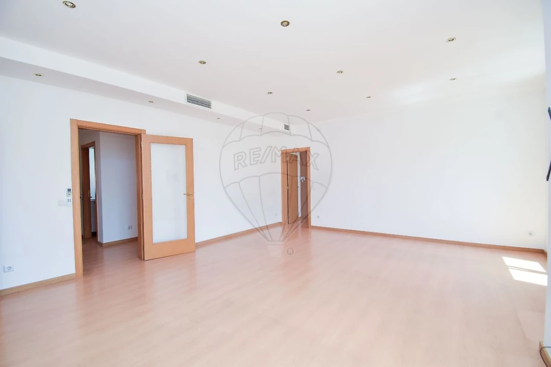 Apartamento T3 para Arrendamento em Areeiro Foto 16