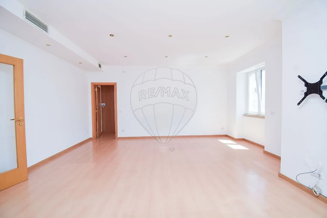 Apartamento T3 para Arrendamento em Areeiro Foto 17