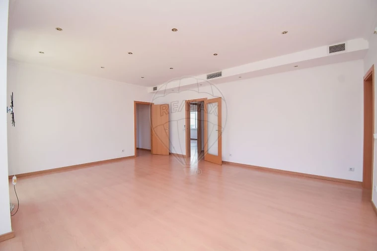 Apartamento T3 para Arrendamento em Areeiro Foto 19