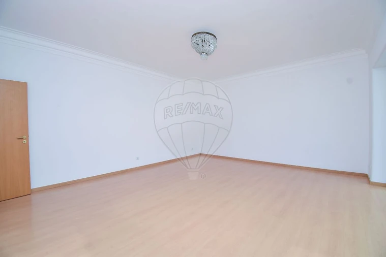 Apartamento T3 para Arrendamento em Areeiro Foto 9