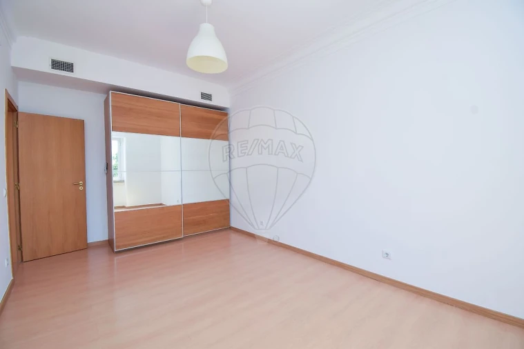 Apartamento T3 para Arrendamento em Areeiro Foto 7