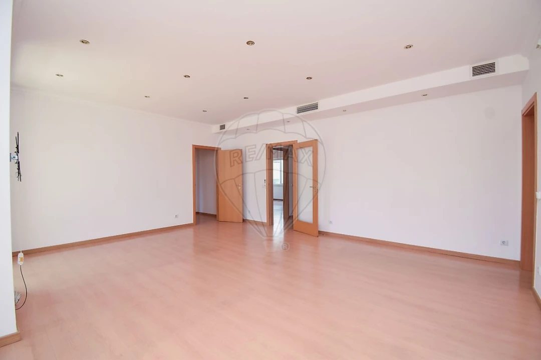 Apartamento T3 para Arrendamento em Areeiro Foto 19