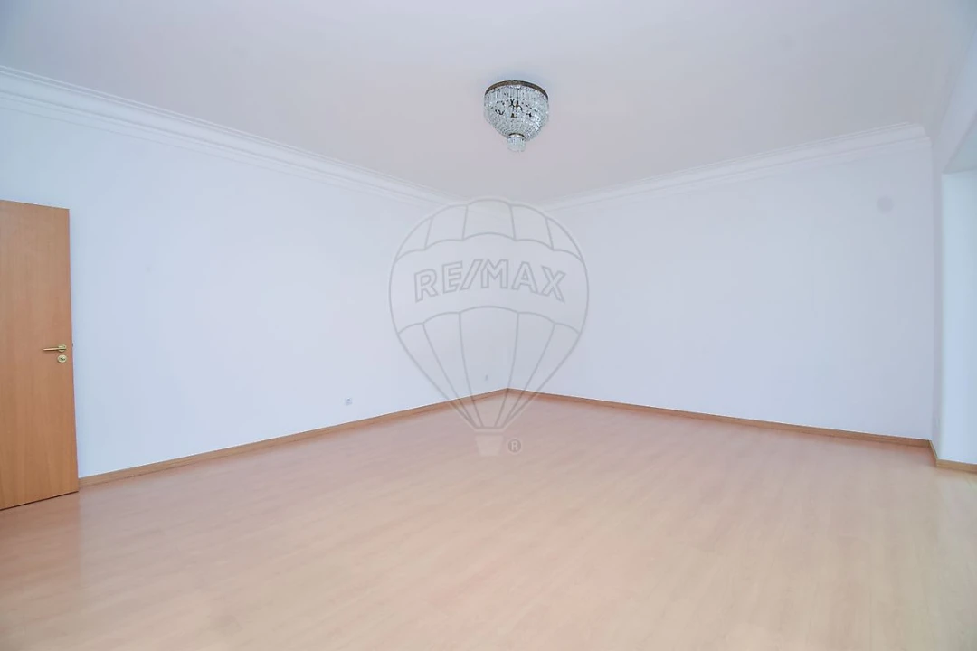 Apartamento T3 para Arrendamento em Areeiro Foto 9