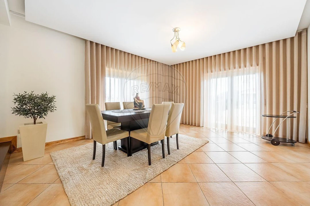 Moradia T4 para Venda em Campos e Louredo Foto 18