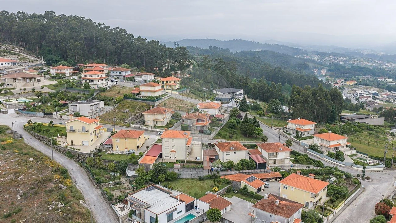 Moradia T4 para Venda em Campos e Louredo Foto 3