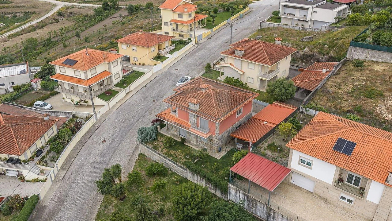 Moradia T4 para Venda em Campos e Louredo Foto 4