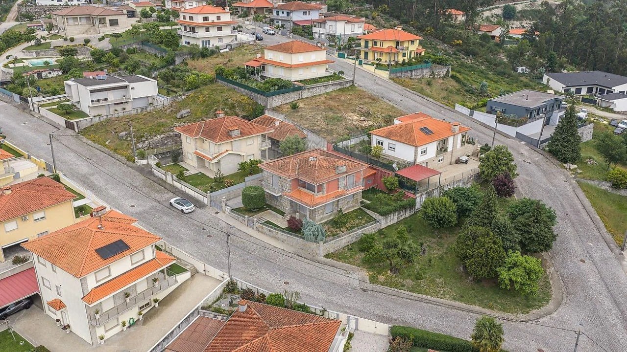 Moradia T4 para Venda em Campos e Louredo Foto 6