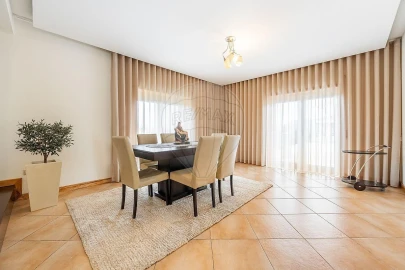 Moradia T4 para Venda em Campos e Louredo