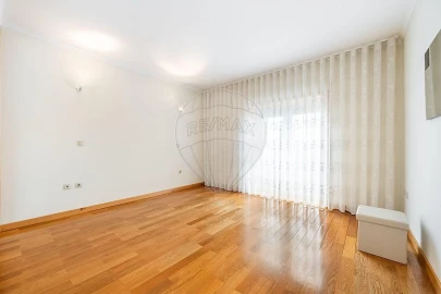 Moradia T4 para Venda em Campos e Louredo