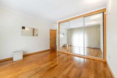 Moradia T4 para Venda em Campos e Louredo