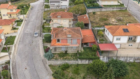 Moradia T4 para Venda em Campos e Louredo