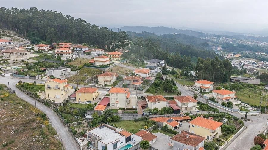 Moradia T4 para Venda em Campos e Louredo Foto 3