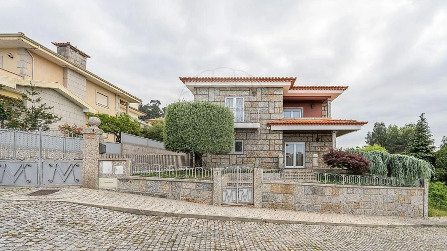 Moradia T4 para Venda em Campos e Louredo