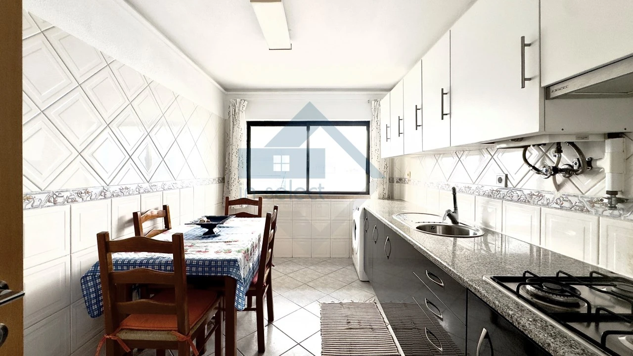 Apartamento T2 para Venda em Quelfes Foto 5
