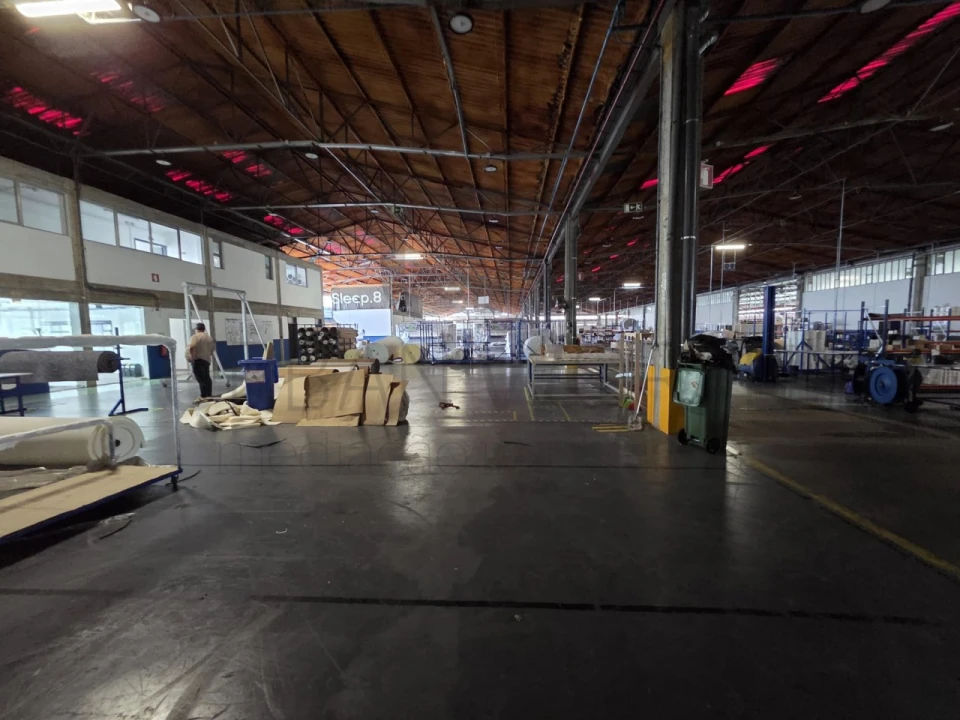 Armazém para Venda em São João da Madeira Foto 4
