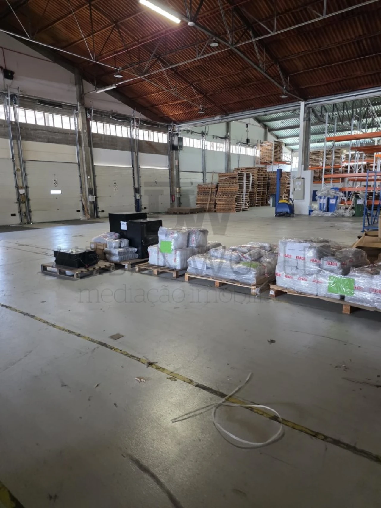 Armazém para Venda em São João da Madeira Foto 23