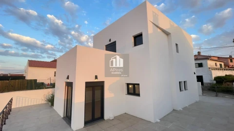 Moradia T3 para Venda em Charneca de Caparica e Sobreda