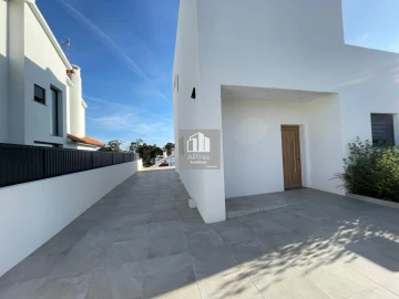 Moradia T3 para Venda em Charneca de Caparica e Sobreda