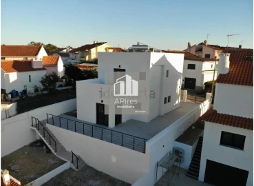 Moradia T3 para Venda em Charneca de Caparica e Sobreda