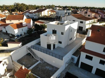 Moradia T3 para Venda em Charneca de Caparica e Sobreda