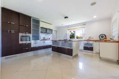 Moradia T5 para Venda em Rio de Mouro